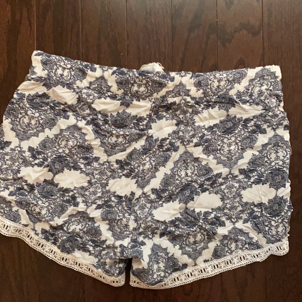 Beautiful shorts - Picture 4 of 5